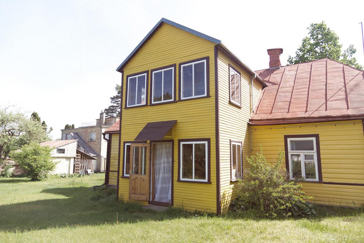 Šimtmečio sulaukusioje poniai Paulinai Garalevičienei priklausiusioje viloje Saulius svečius vaišina žolelių, augančių sodybos kieme, arbata.  