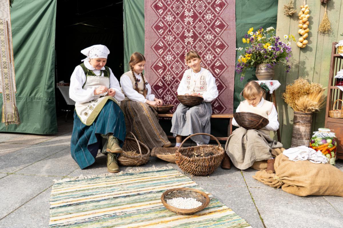 Liudvinavo seniūnijos kiemelio atstovai atsižvelgė į „Sūduvos kraitė 2025“ temą „Iš močiutės daržo – į mūsų širdis“ ir kvietė prisiminti, koks svarbus ir prasmingas skirtingų kartų bendravimas. 