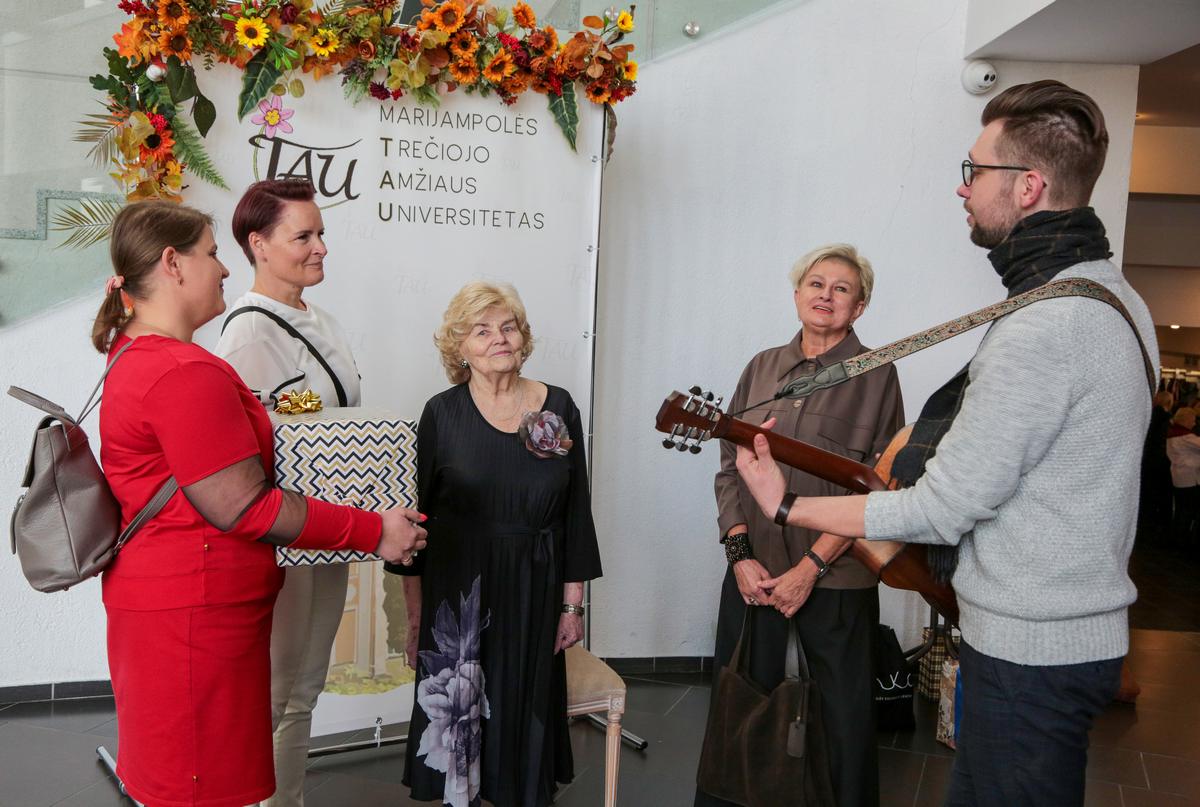 Onutę Sakalauskienę sveikina Meilės Lukšienės švietimo centro kolektyvas.  