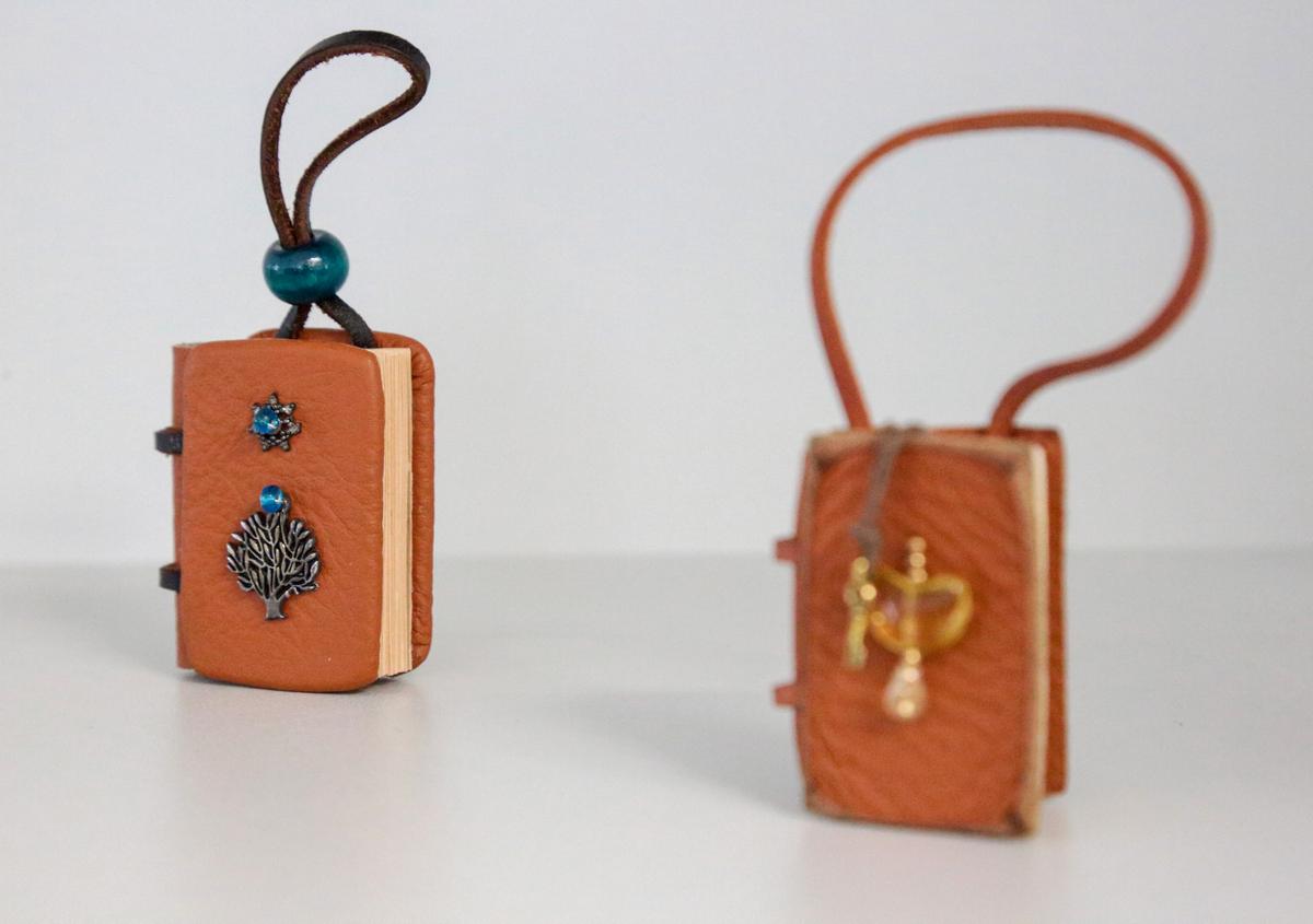 Miniatiūrinės knygutės – kaip žaisliukai eglutei. 