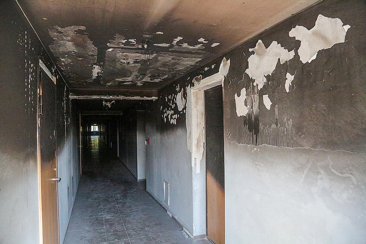 Apdegusios butų durys, pajuodusios sienos išduoda, kad gaisrai čia kyla dažnai.