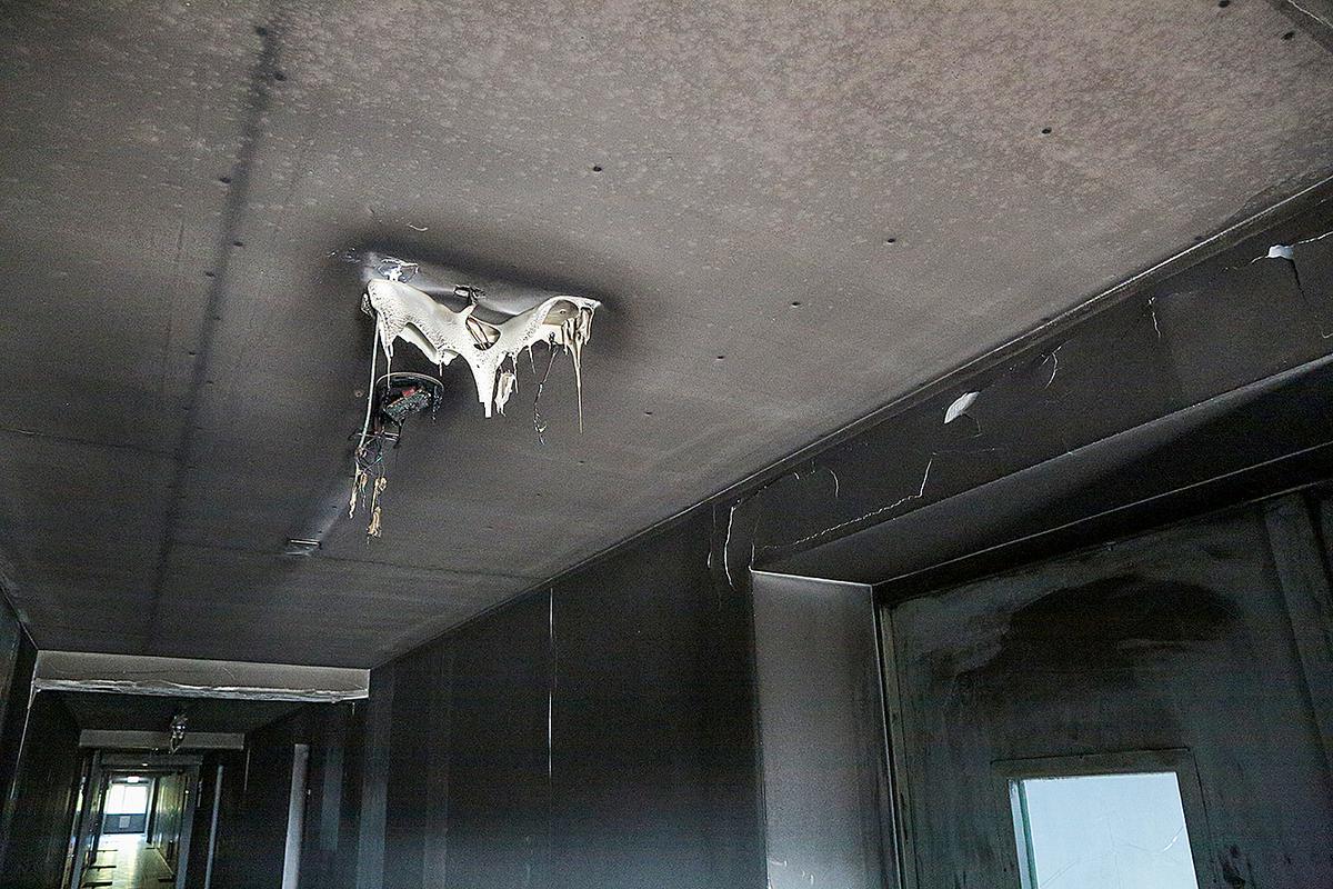 Šviestuvų vietoje kyšo laidai. 