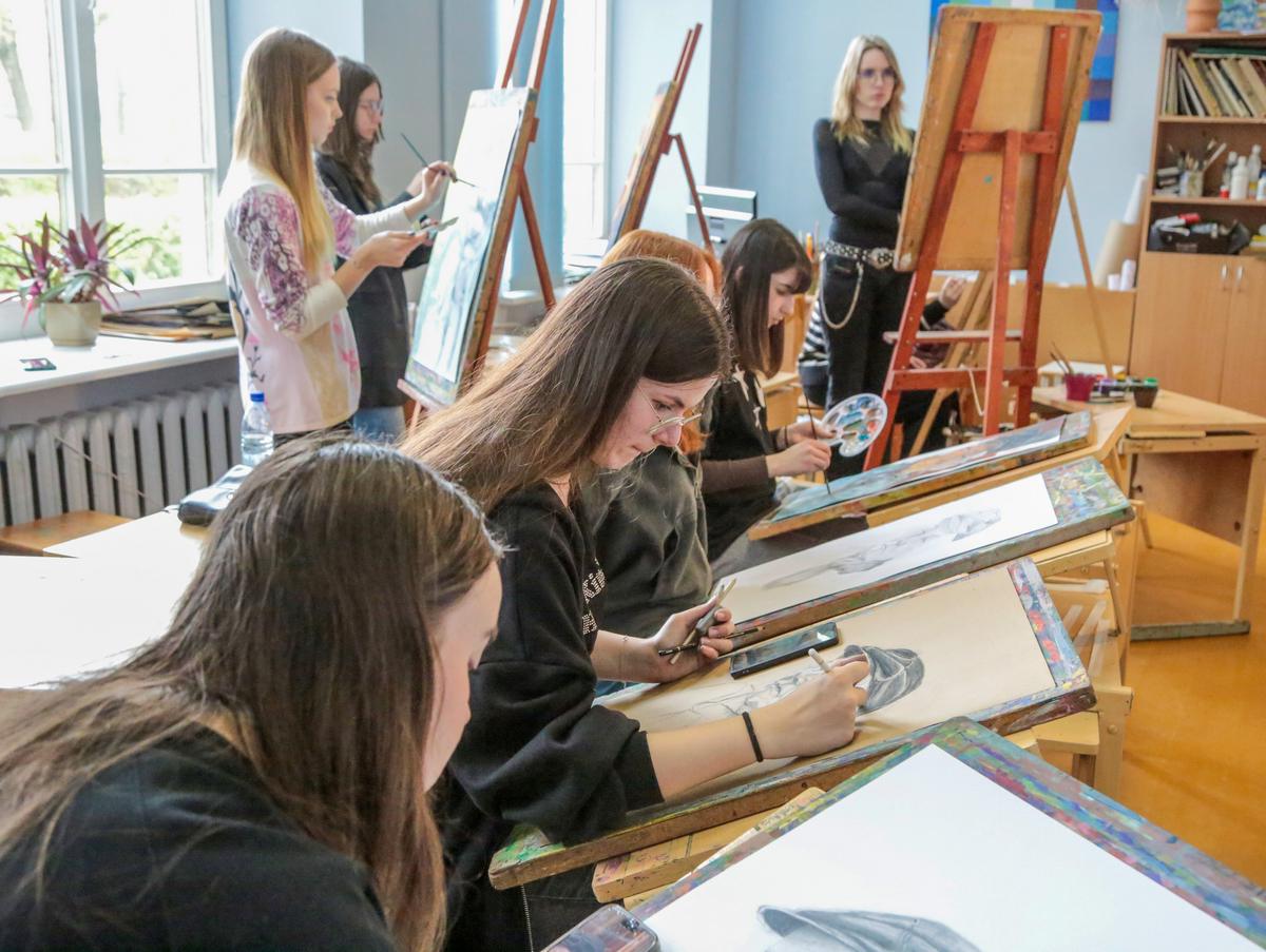 Išplėstinio ugdymo programa suaugusiems Marijampolės meno mokykloje prieinama ir buvusiems mokiniams, ir jokių dailės pagrindų neturintiems asmenims.