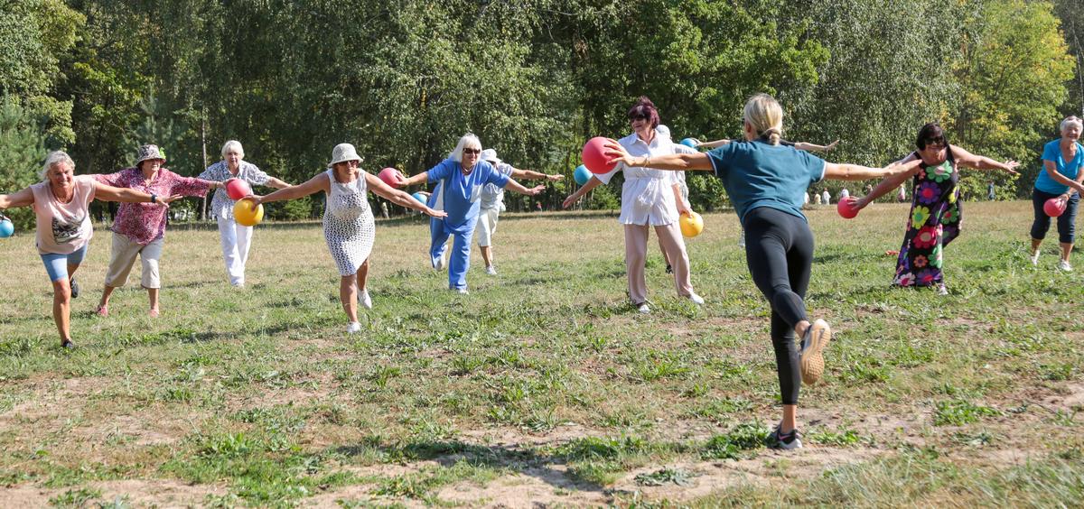 Vyresnio amžiaus marijampoliečiai sportuoti gali lankydami Marijampolės TAU užsiėmimus, sporto klubuose, taip pat lankydami nemokamus Marijampolės savivaldybės visuomenės sveikatos biuro užsiėmimus.