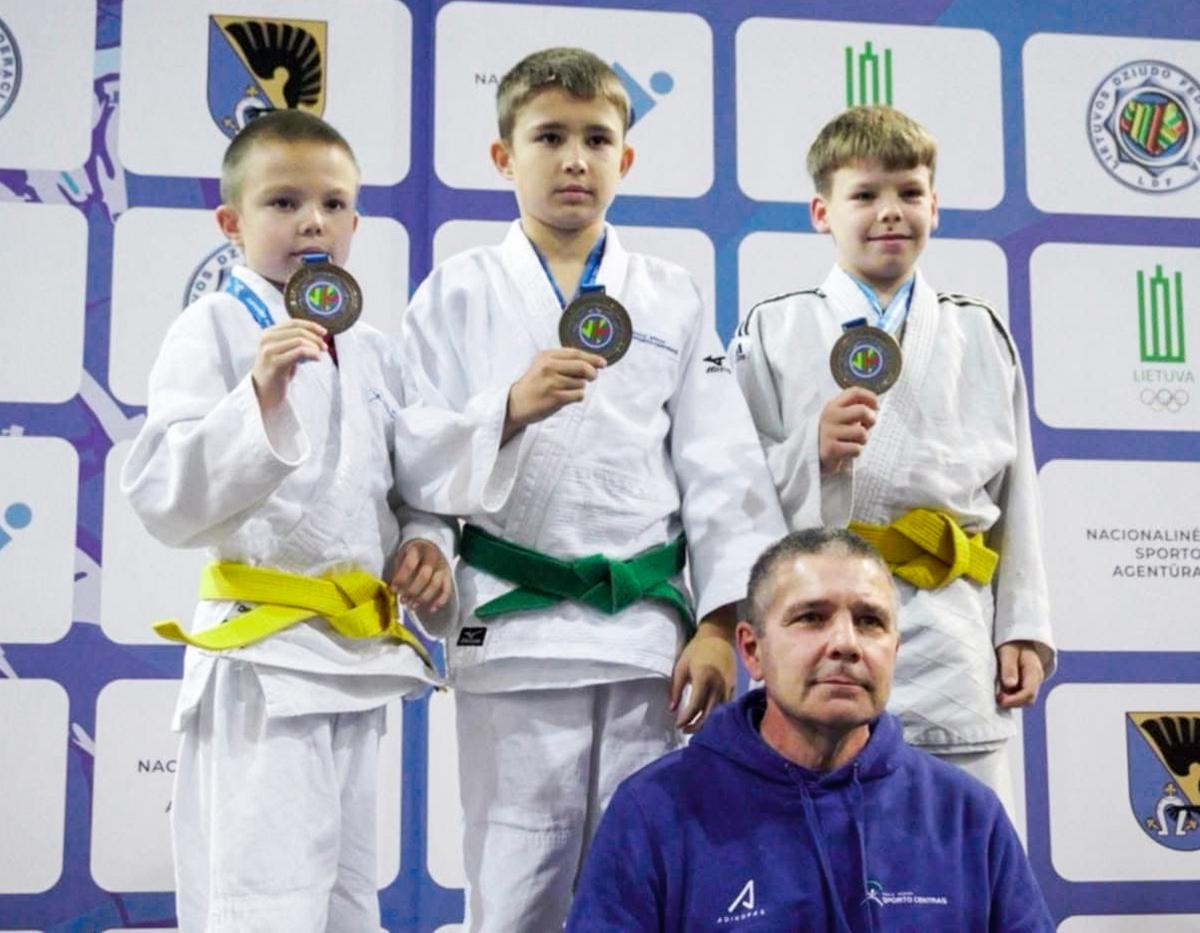 Broliai Mantas ir Simas Beloded bei Dominykas Miliūnas su savo treneriu Aleksandru Kolkatovu.