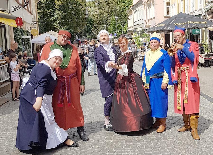 Gatvės teatro pasirodymas Dainų šventėje (Vilnius, 2024 m.).