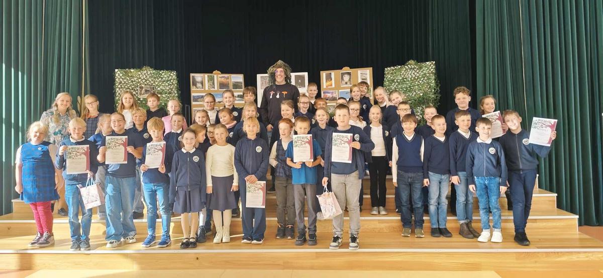 Konkurso dalyviai su žymiuoju gamtos fotografu Mariumi Čepuliu.