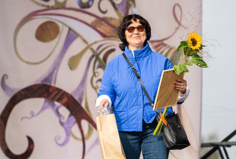 Rasina Daugvilavičienė atsiėmė apdovanojimą už ypač dailiai Marijampolėje puoselėjamą sodybos aplinką.