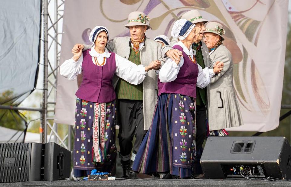 Rudens šventę baigė Respublikinis senjorų liaudiškų šokių festivalis „Supynėm šokių pynę 2025“.
