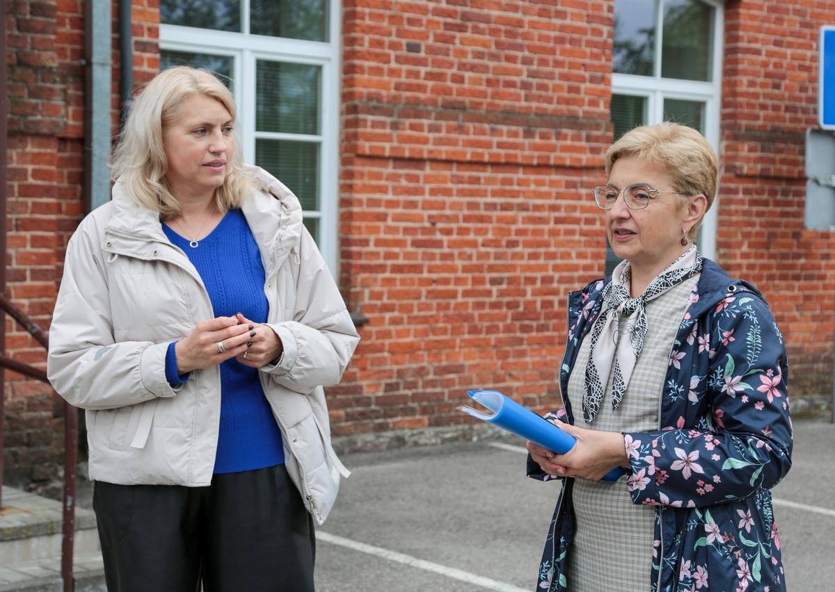 Marijampolės socialinės pagalbos centro direktorė Vilma Ratkevičienė (dešinėje) ir įstaigos vedėja socialinėms paslaugoms Vilija Šmigelskaitė neslepia, kad nakvynės namai Marijampolėje labai reikalingi. 