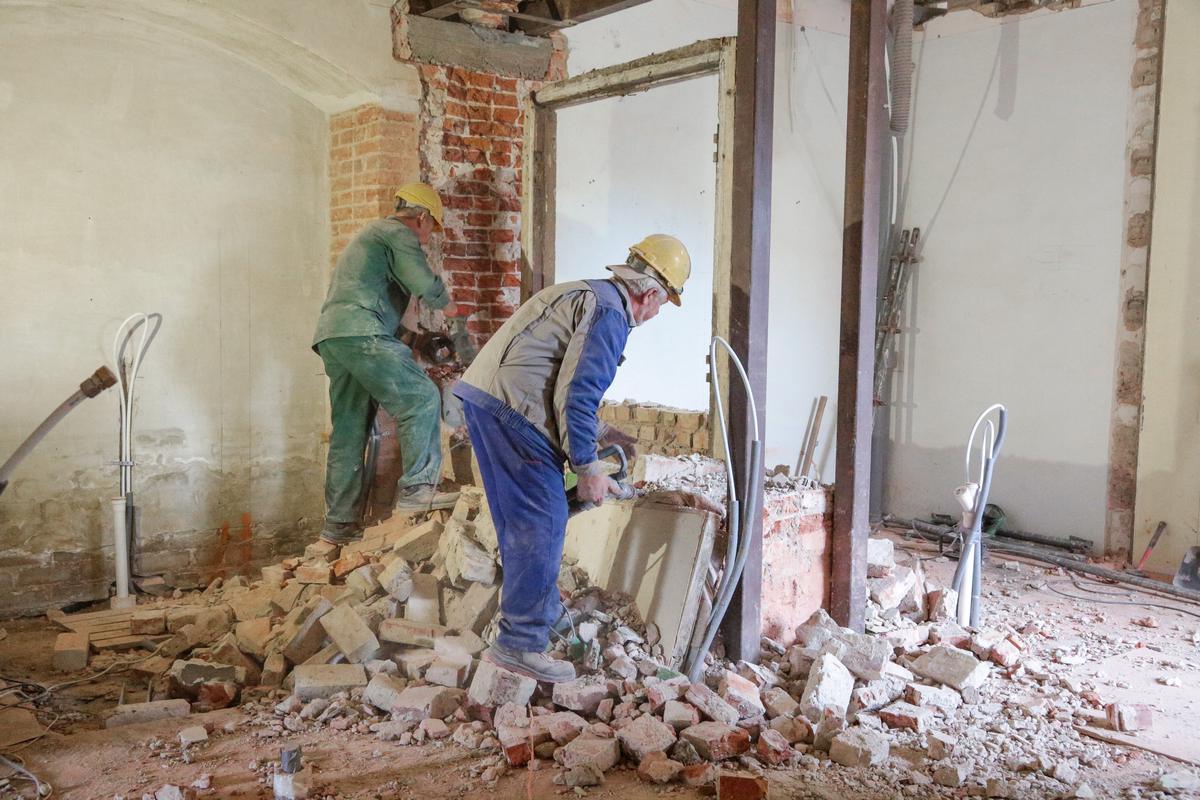 Šiuo metu Vytauto gatvėje esančiuose Laikinosios nakvynės namuose vyksta intensyvūs griovimo darbai.