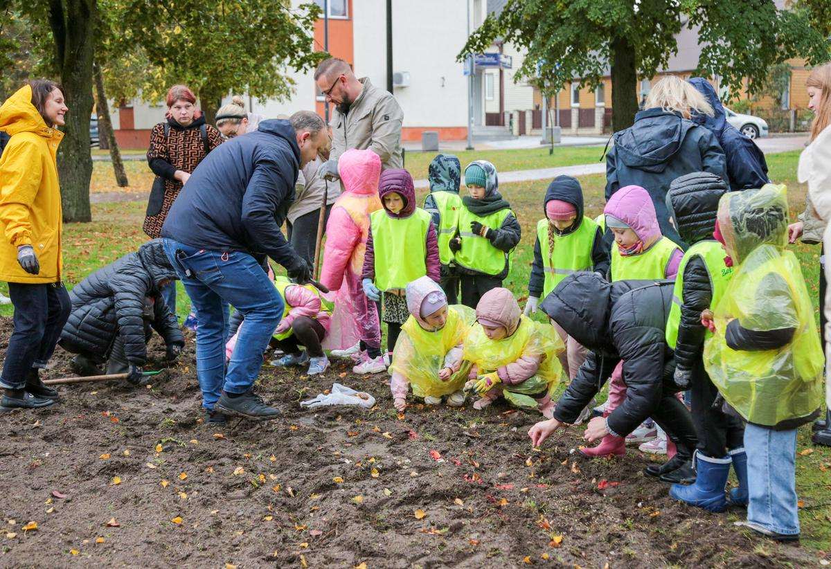 Narcizus miestui dovanoja mažieji talkininkai ir kiti miestelėnai.