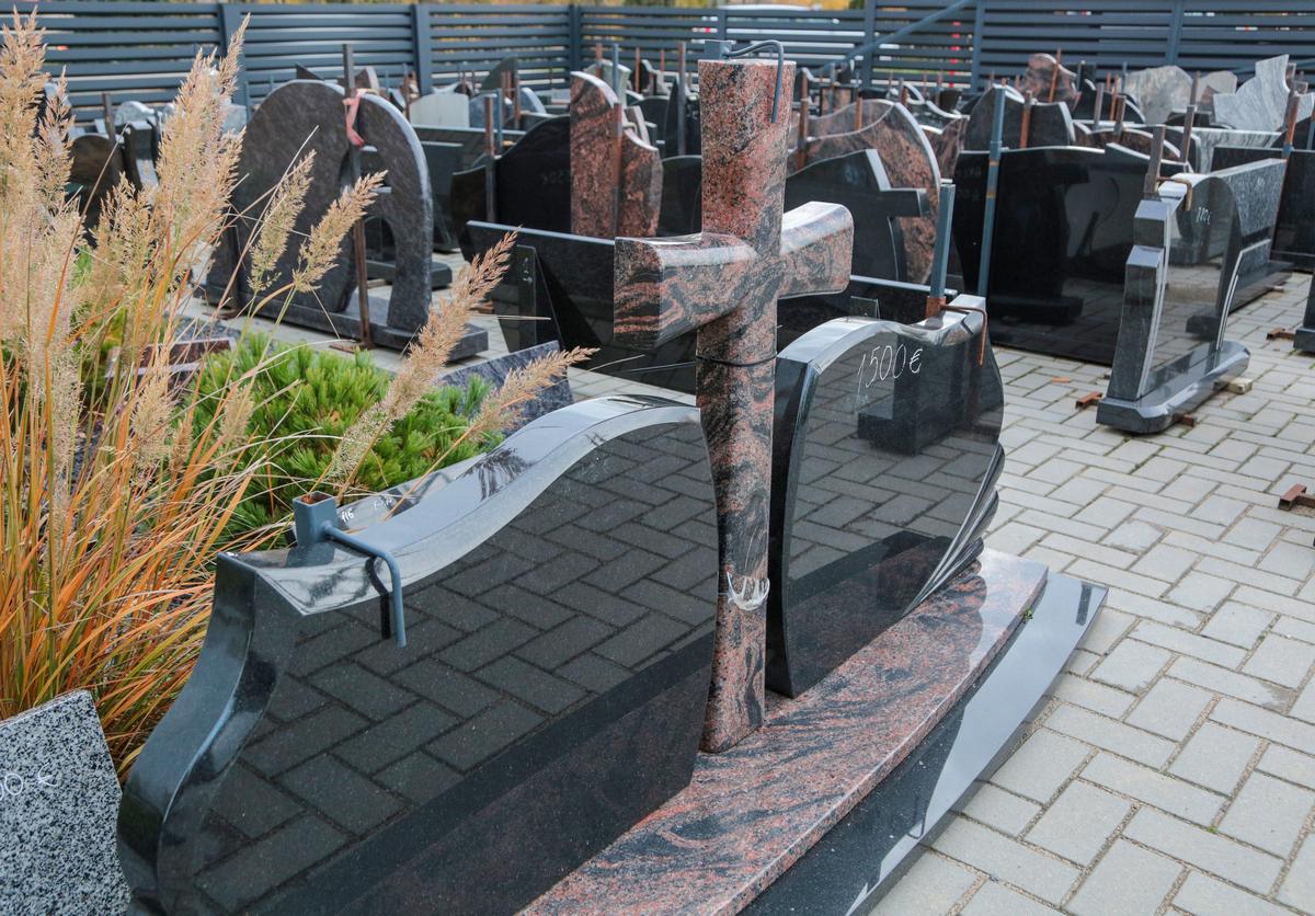 Paklausiausi paminklai – nedideli. Informacija apie mirusiuosius juose dažniau užrašoma klijuotomis raidėmis – kaltos praranda paklausą.
