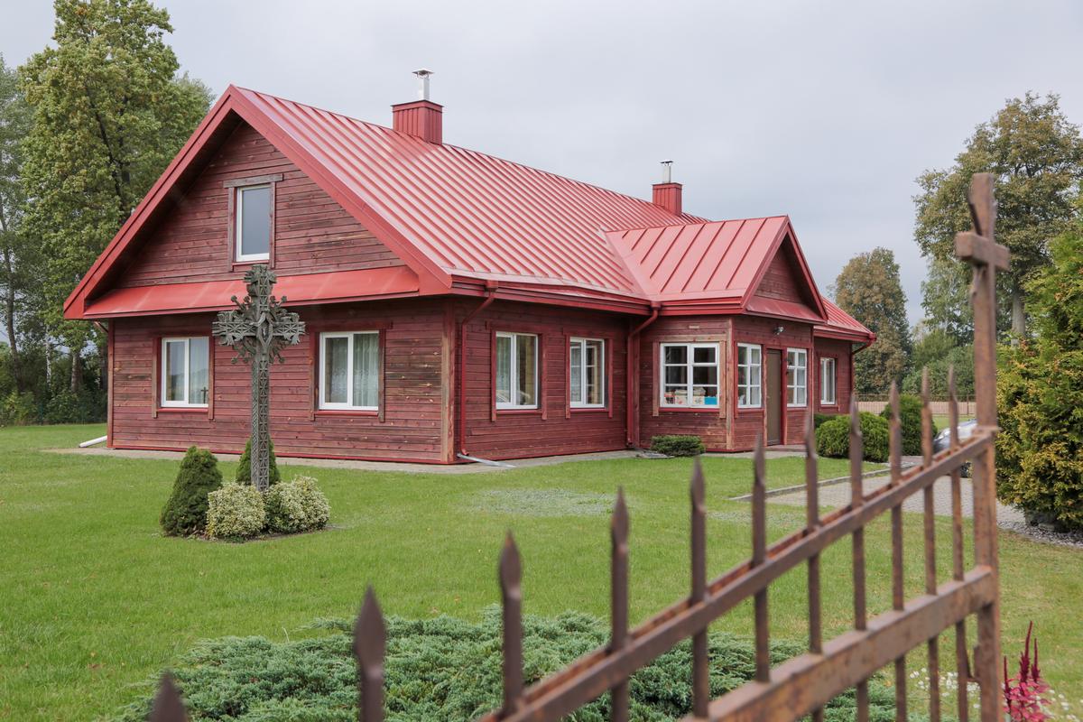 Šiame parapijai priklausančiame pastate ketina apsigyventi naujasis klebonas.