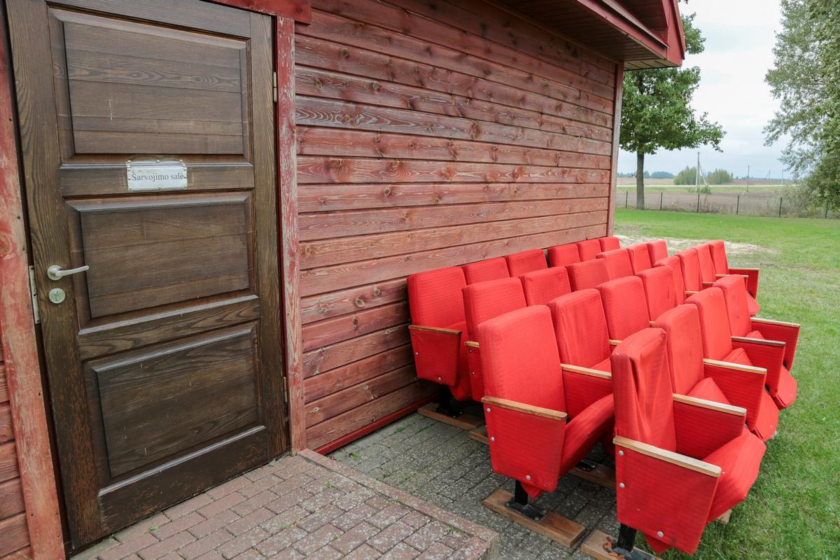 Lentelė ant durų primena, kad čia buvo šarvojimo salė, bet kėdės jau išneštos.