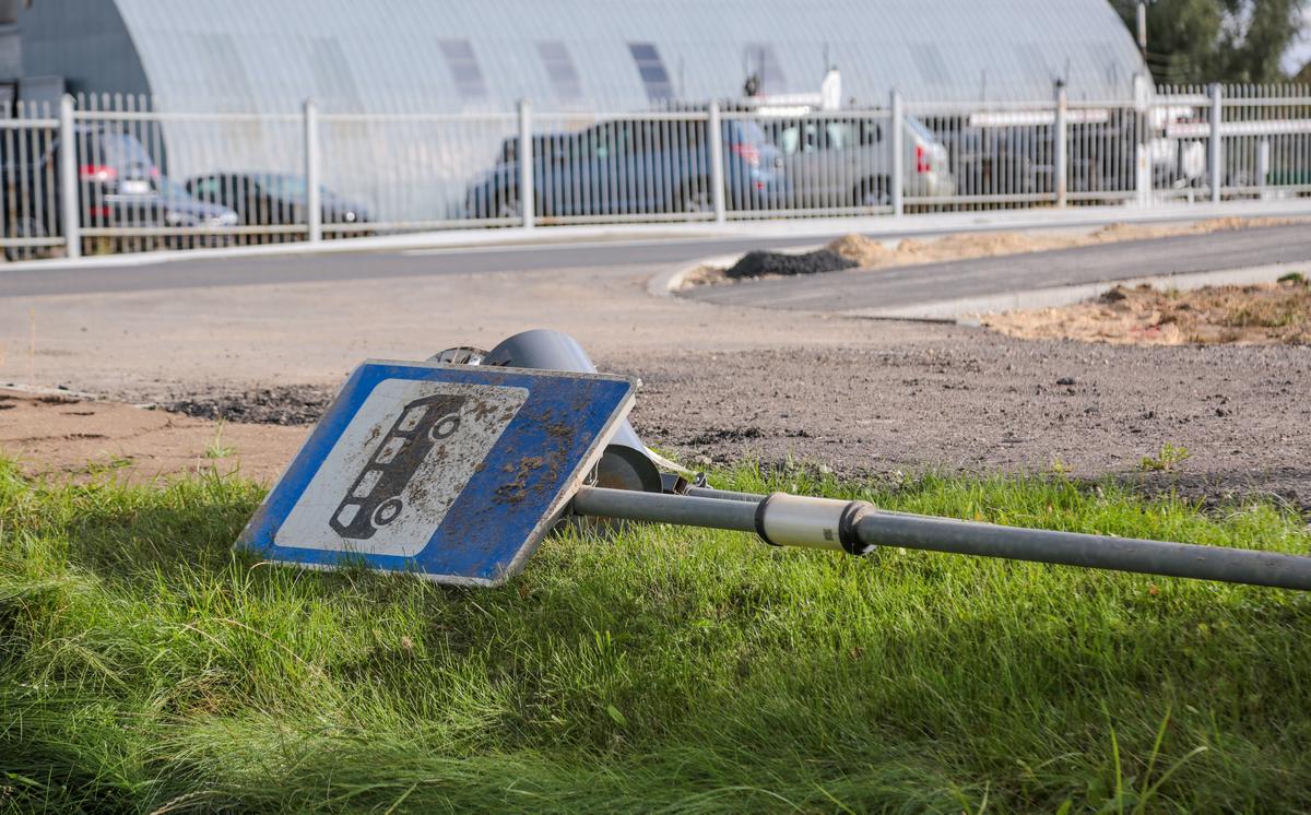 Kelio ženklas, nurodantis, kad čia autobusų stotelė, gulėjo griovyje.