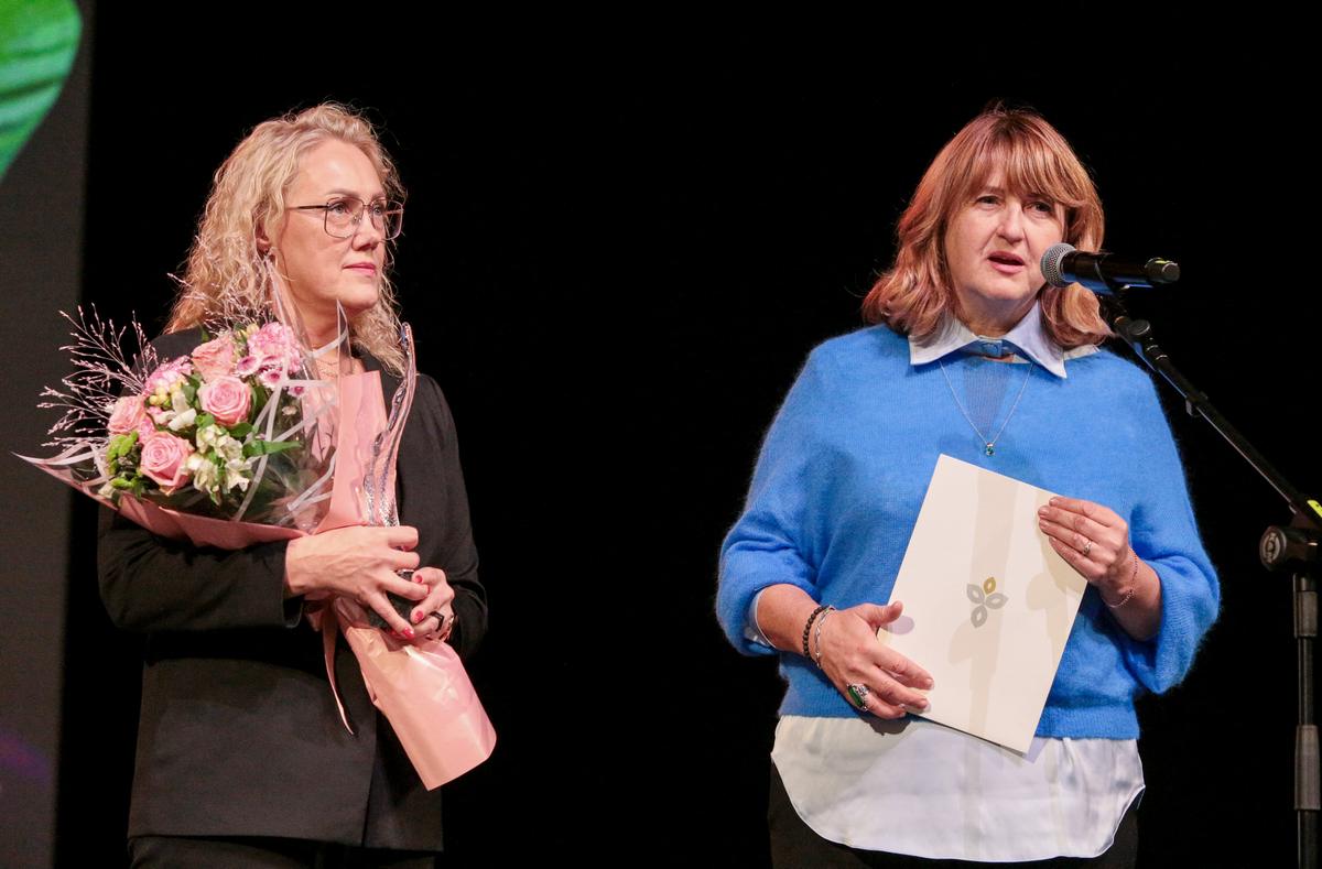 Už švietimo iniciatyvą „Čiurlionio sapnas“ apdovanotos Marijampolės Jono Totoraičio progimnazijos mokytojos Aurelija Vilkė (kairėje) ir Nijolė Birštonienė.