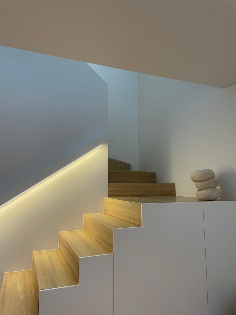 Apšvietimas sumontuotas architektūriniuose elementuose – laiptų turėkle.