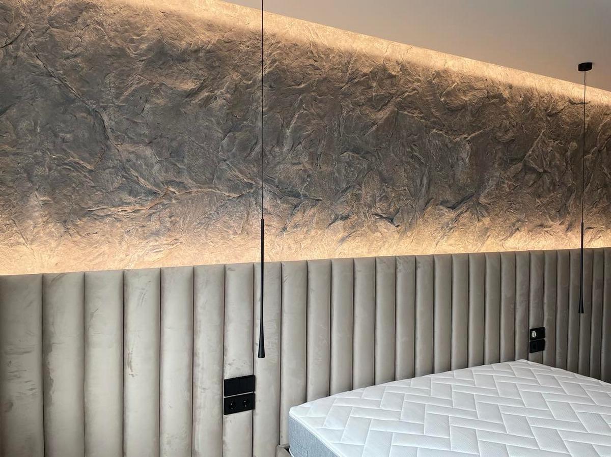 Išryškinama akcentinė siena ir jos faktūra.