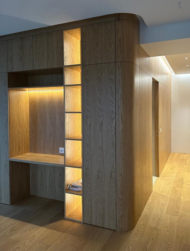 Patalpai apšviesti gali būti naudojamas baldų apšvietimas.