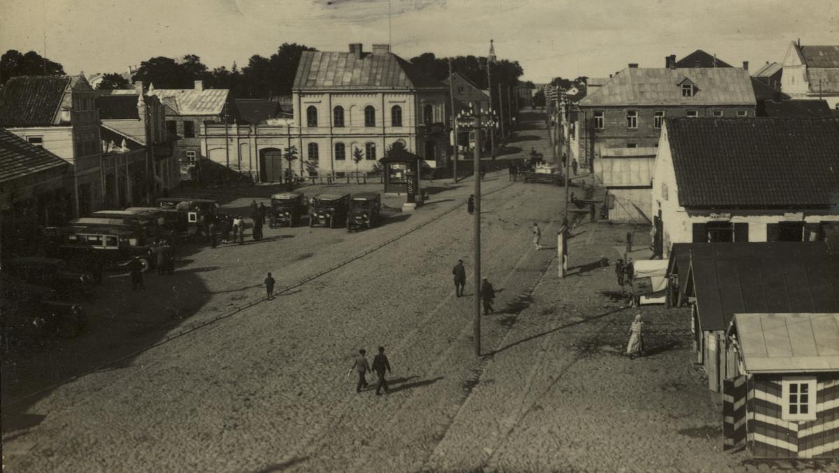 J. Basanavičiaus aikštė. Kairėje – autobusų stotis.