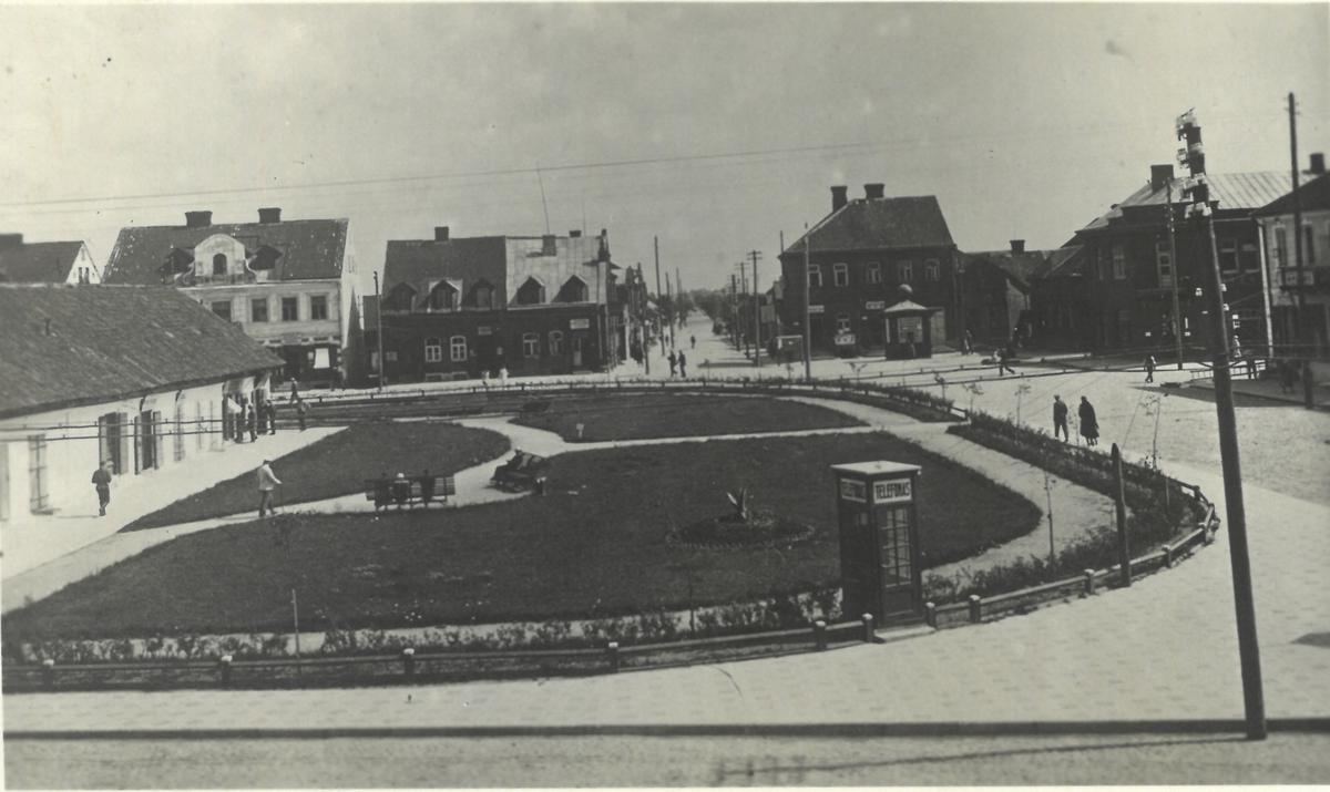 J. Basanavičiaus aikštė. Kairėje – ilgakromis.