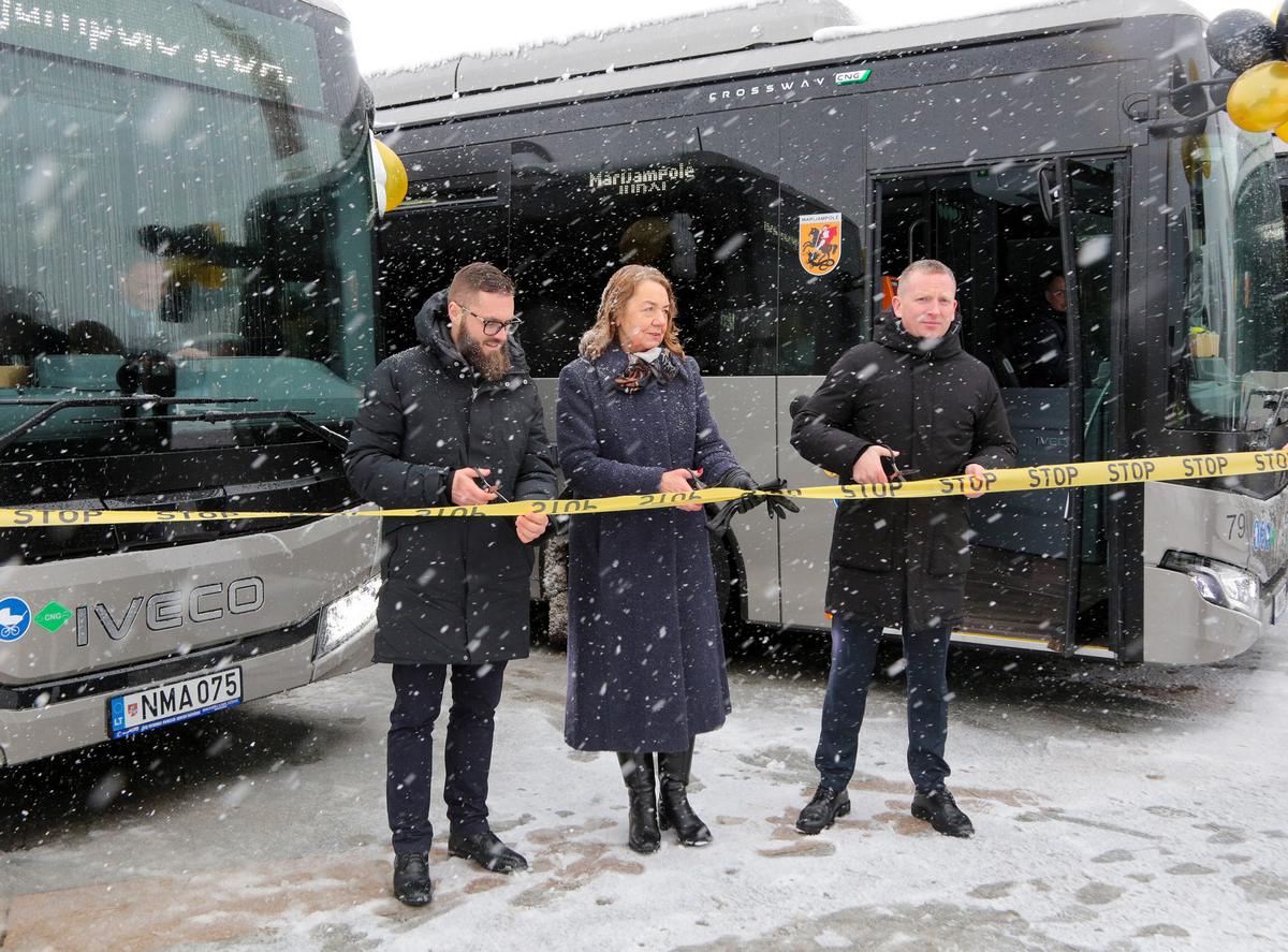 „Stop“ juostą perkirpo  UAB  „Transmitto“ vykdantysis direktorius Ervinas Vaišnoras,  Autobusų parko direktorė Dalytė Venčkauskienė, Marijampolės savivaldybės meras Povilas Isoda.az