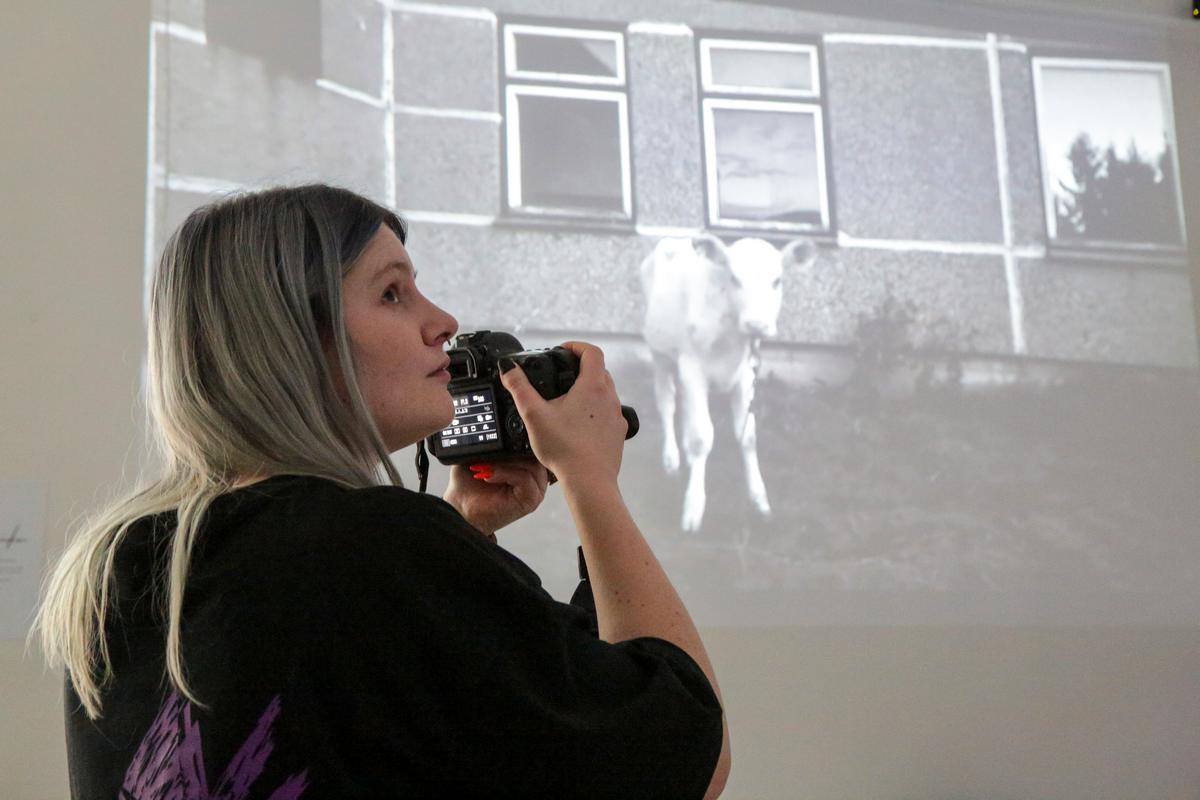 Projekto „Meno kryptis“ vadovė Augustina Miknevičiūtė pristatė video instaliaciją, kurios herojus – baltas veršiukas.