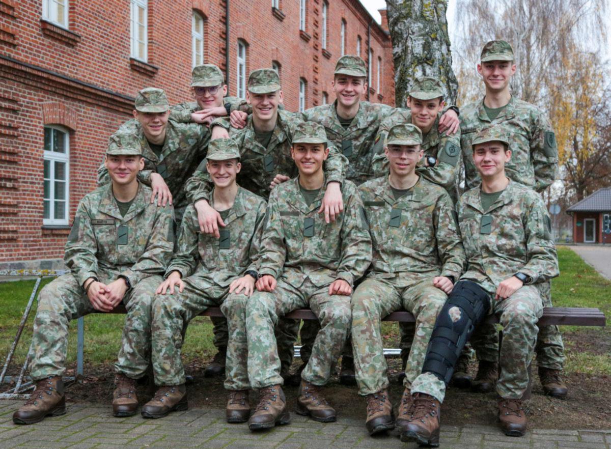 Vilniečiai bičiuliai draugiškai nusprendė tapti kariais savanoriais. Jie tarnauja Marijampolėje esančiame batalione: „Mes tai išnaudojame kaip galimybę atrasti save.“ 