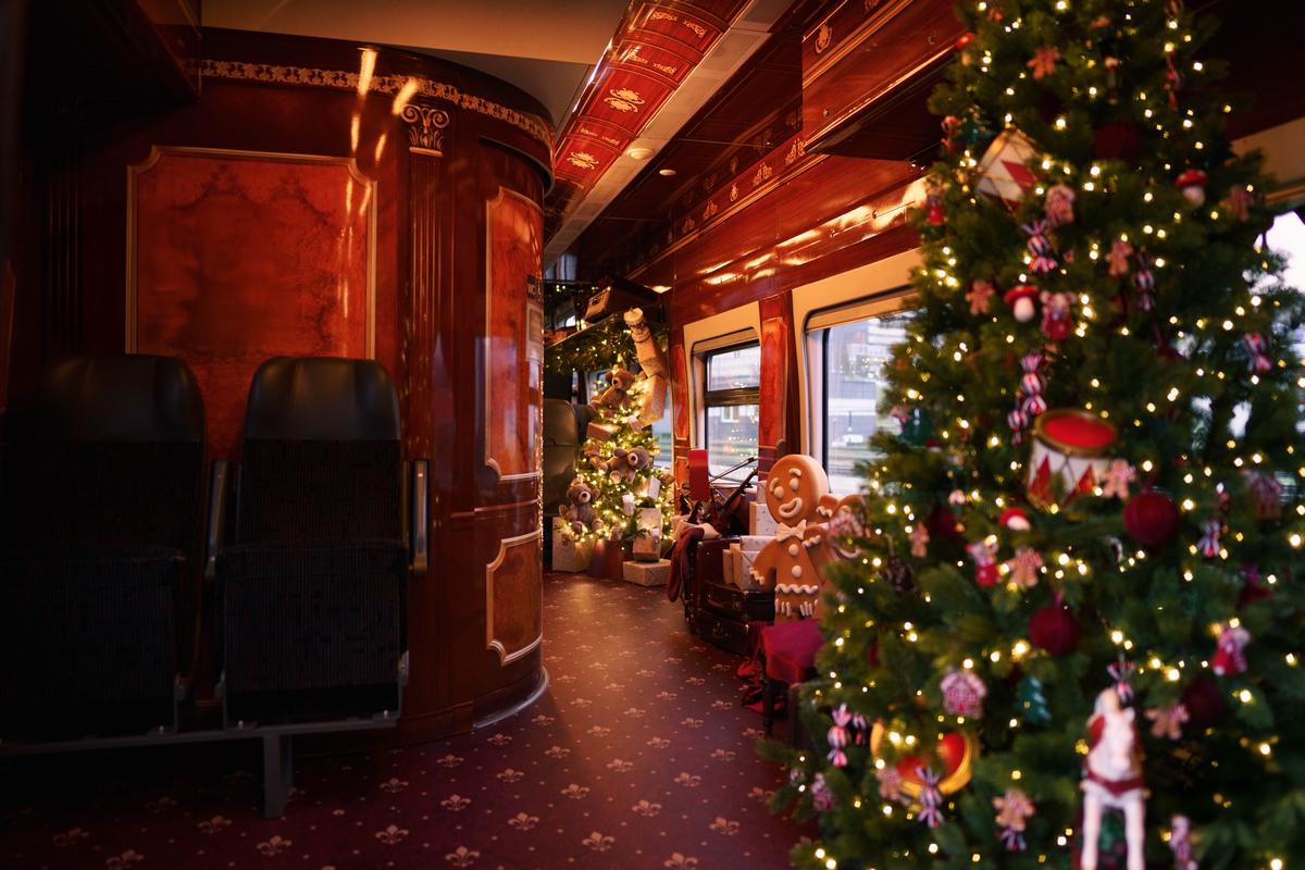 Taip papuoštas kalėdinio traukinio vagonas.