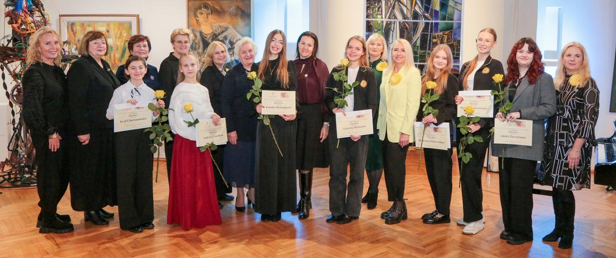 Marijampolės ZONTA klubas stipendijas šiemet įteikė septynioms marijampolietėms, pasiekusioms reikšmingų laimėjimų meno srityje.