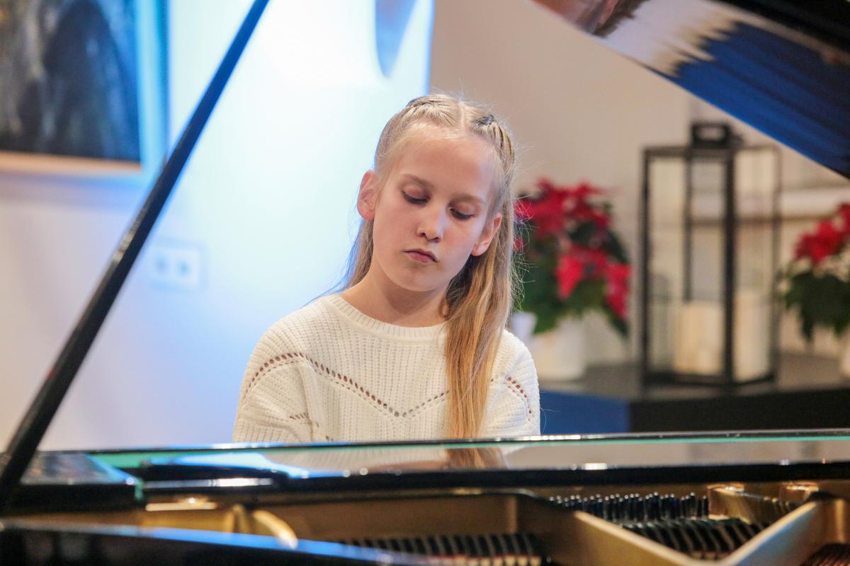 Fortepijonu jau šešerius metus skambinanti Andrėja Vosyliūtė apdovanojimų vakarą dovanojo muzikinį kūrinį.