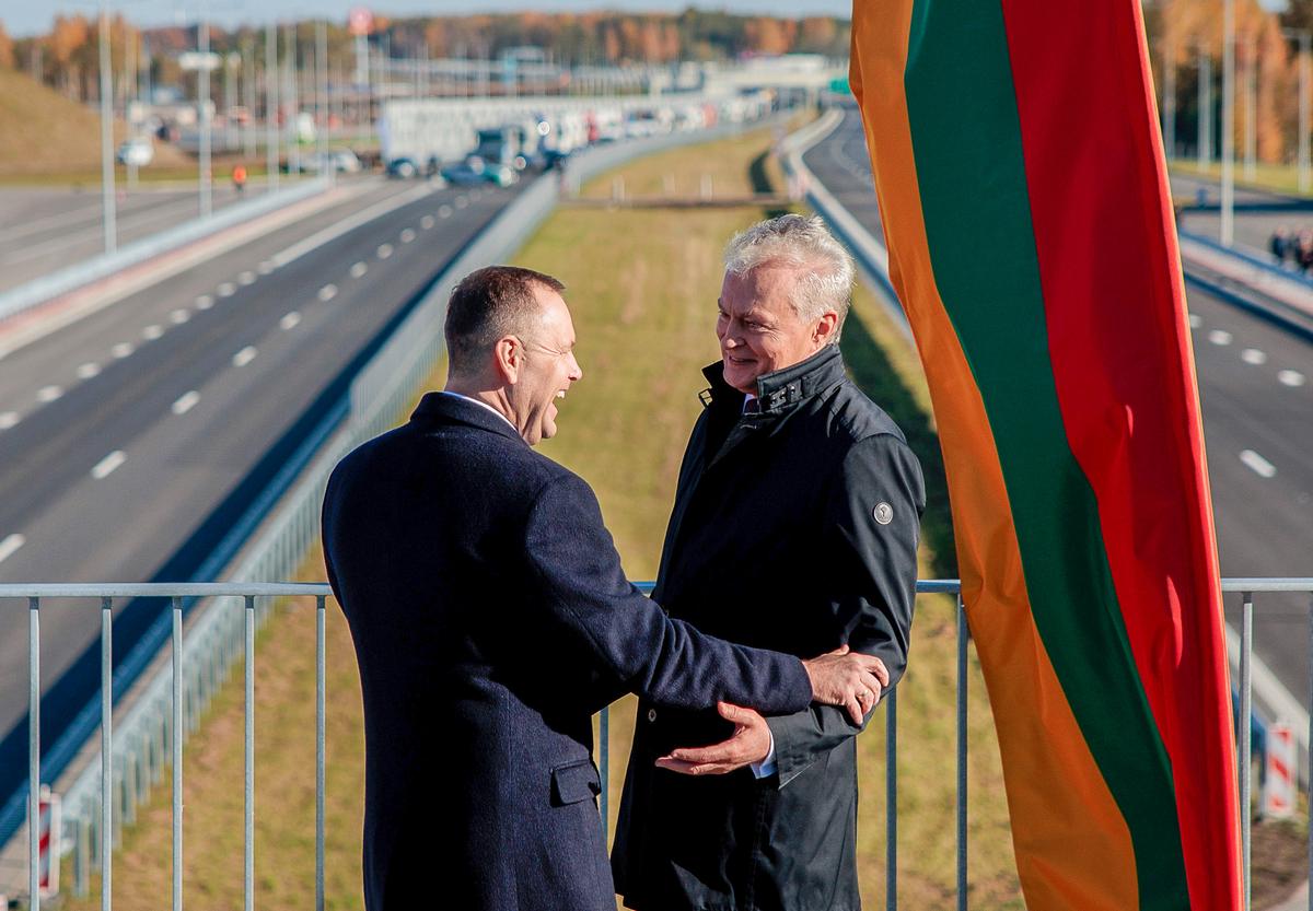 Lietuvos Respublikos Prezidentas Gitanas Nausėda kartu su Lenkijos Prezidentu Karoliu Nawrockiu spalį atidarė i&scaron; esmės atnaujintą &bdquo;Via Baltica&ldquo; kelio ruožą, jungiantį Lietuvą ir Lenkiją.