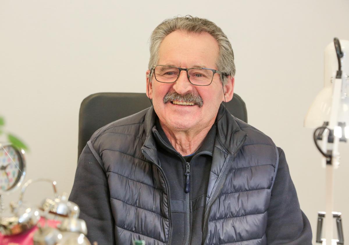 Romas Šverčiauskas tikina, kad kažkada buvusi gera profesija dabar nyksta. „Marijampolėje visi likę laikrodininkai yra vyresnio amžiaus, jaunų – nė vieno“, – sako jis.