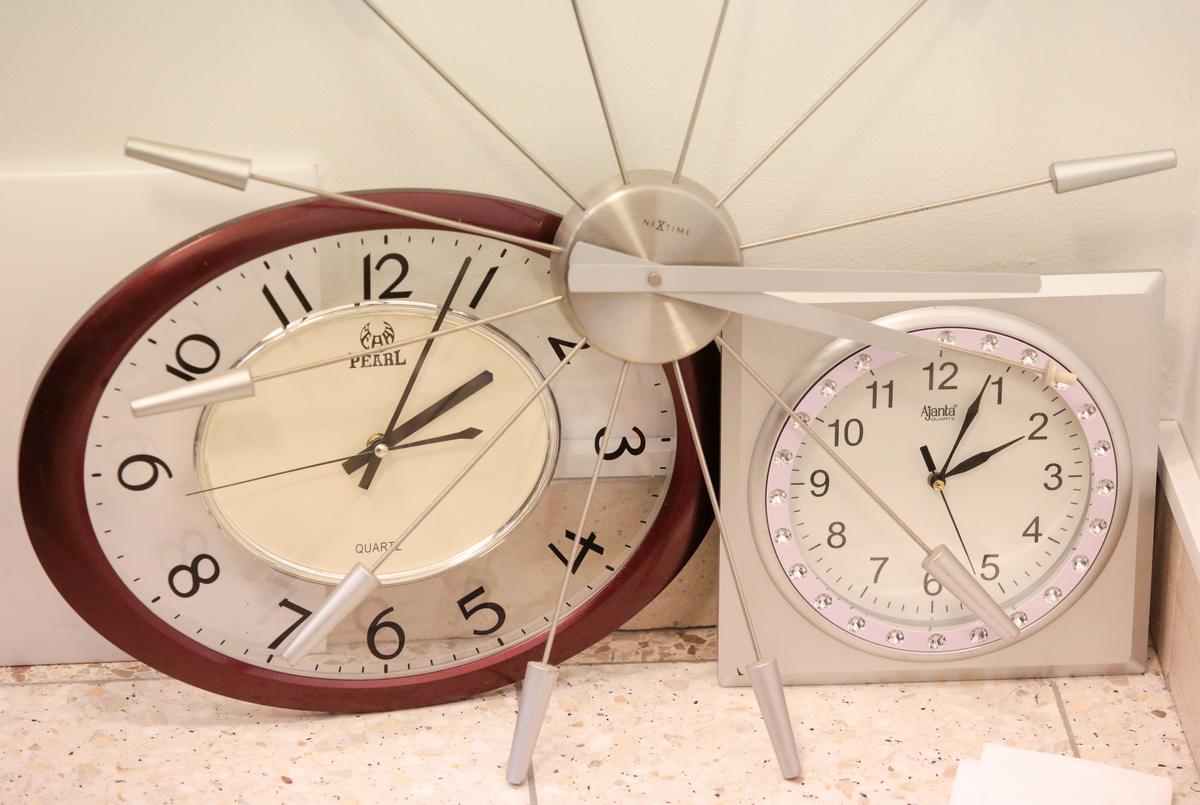 Marijampoliečiai Romui Šverčiauskui remontuoti dar atneša ir stalo laikrodžių.