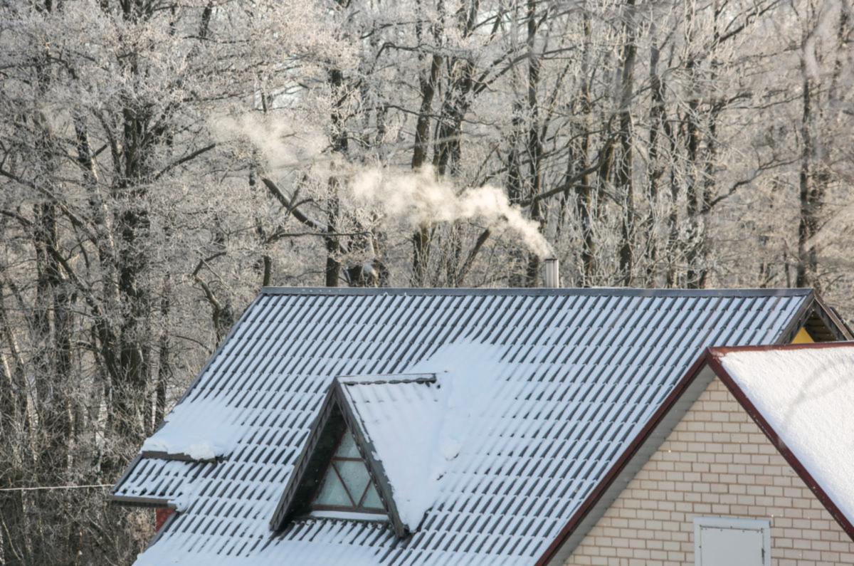 Rūkstantis kaminas šaltą žiemą kartais gali būti ženklas, kad gyventojai per šalčius ieško pigesnės 