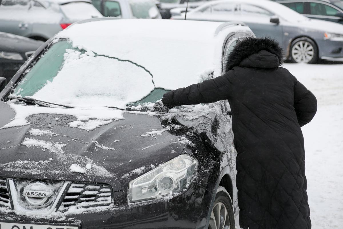 Būtina nuo automobilio langų nuvalyti sniegą, kad jis neribotų matomumo.